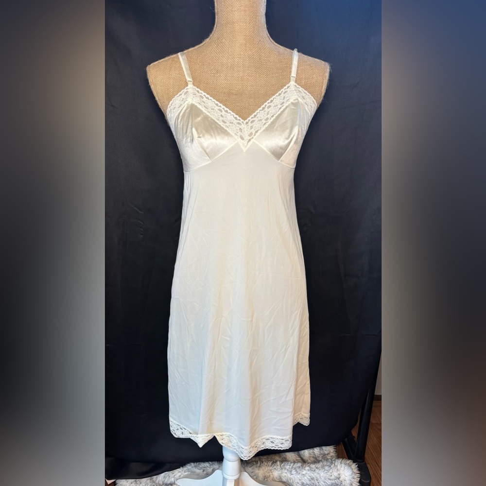 Vintage Vanity Fair Slip White Nylon Lace Trim Size 34 Made In USA